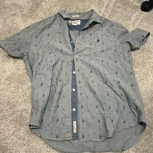 Button-up short sleeve shirt